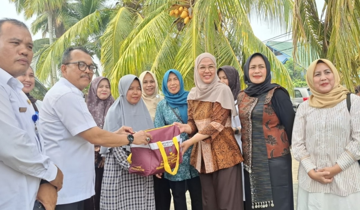 Ketua TP PKK Merangin Salurkan Sembako dan Kasur untuk Korban Kebakaran Pulau Rayo