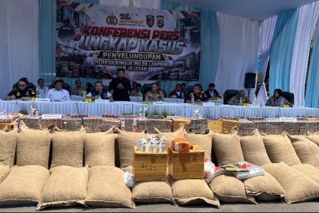 Polda Lampung Bongkar Peredaran 20 Ton Kacang Tanah Impor Ilegal dari India, Dua Truk Disita