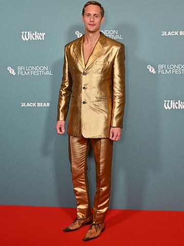 Alexander Skarsgard Pakai Pantofel Plastik Transparan di Premiere Wicker