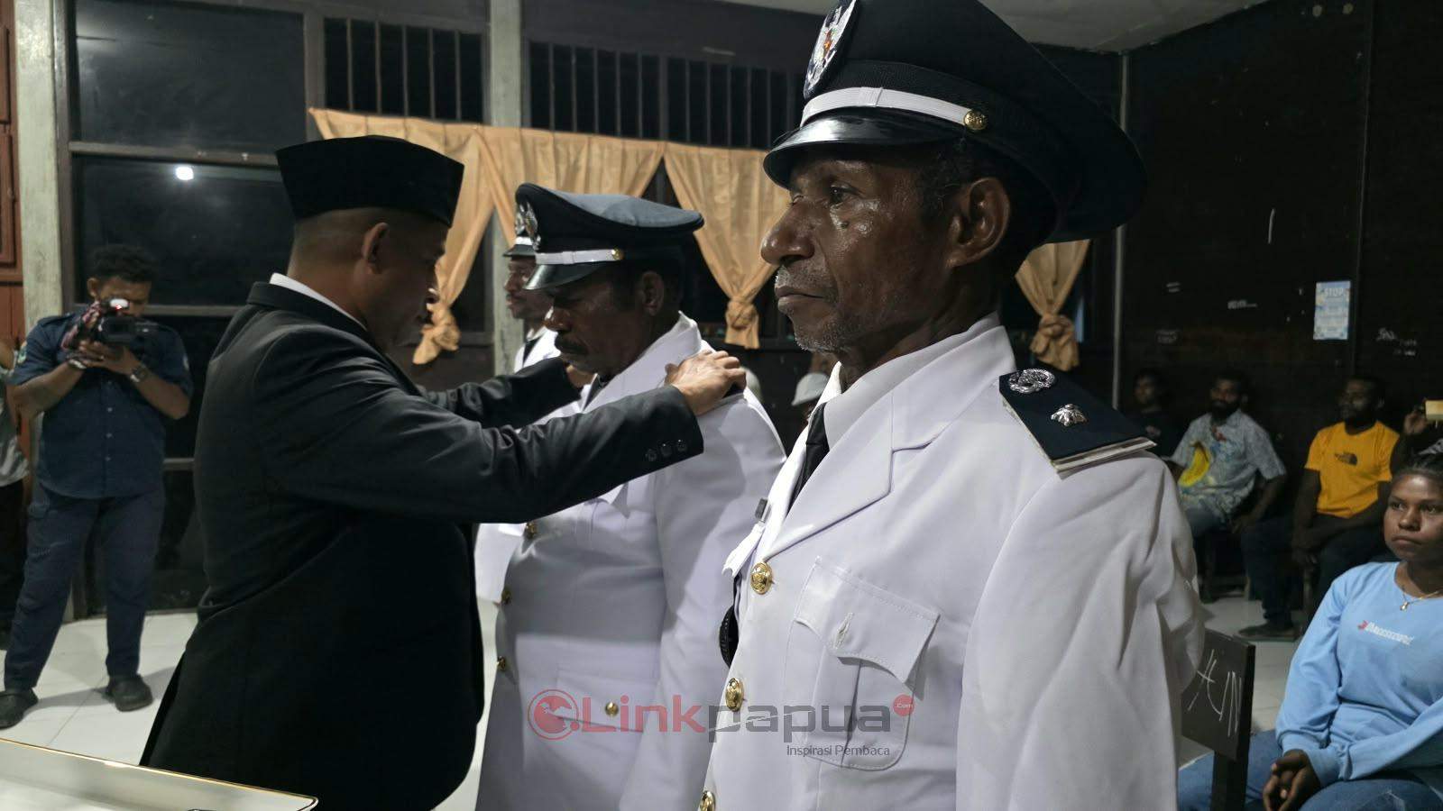 Bupati Teluk Bintuni Lantik 3 Kepala Kampung di Distrik Wamesa, Minta Pemimpin Dekat dengan Rakyat