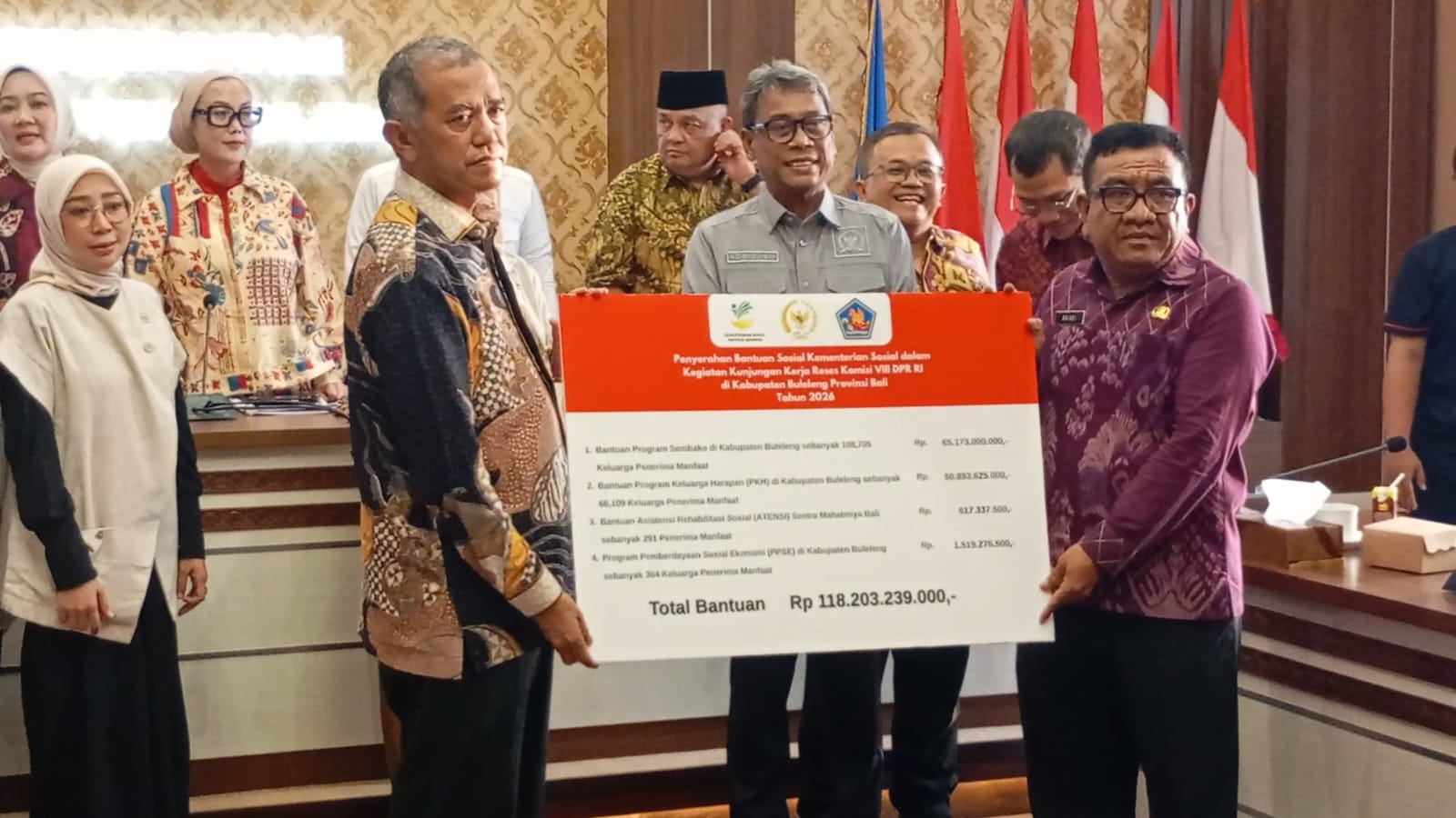 Komisi VIII DPR RI Salurkan Bansos Rp 118,2 Miliar ke 175.409 KPM di Buleleng, Cek Rinciannya
