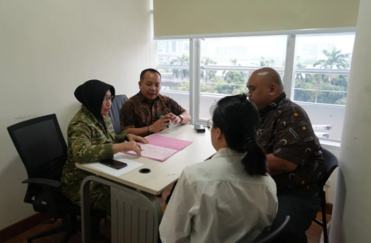 Kejagung Serahkan 5 Tersangka Korupsi Motor Listrik BGN ke JPU