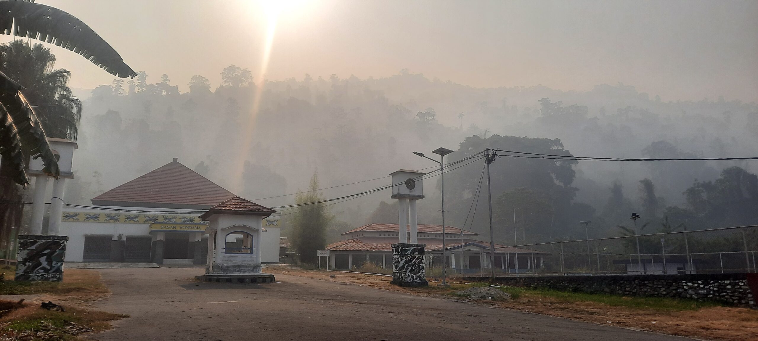 Kabut Asap Karhutla Selimuti Teluk Wondama, Kualitas Udara Masuk Kategori Sangat Tidak Sehat dan Berbahaya