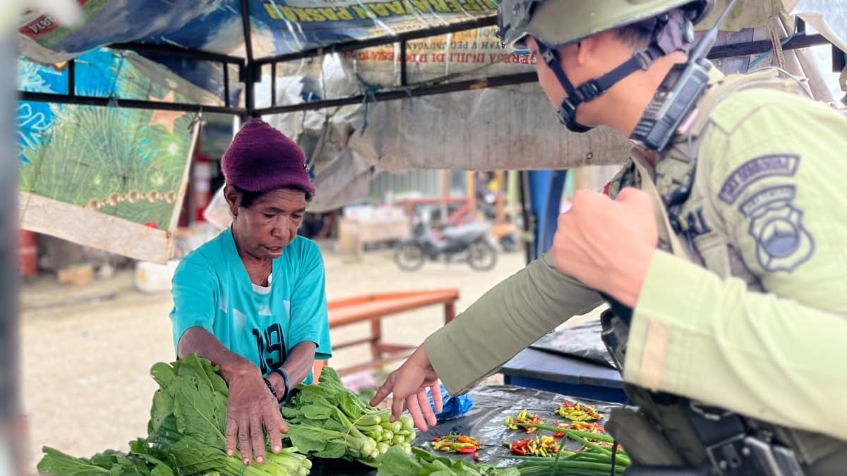 Satgas Operasi Damai Cartenz-2026 Patroli Humanis di Pasar Lama Oksibil, Sapa Pedagang hingga Beli Dagangan Warga