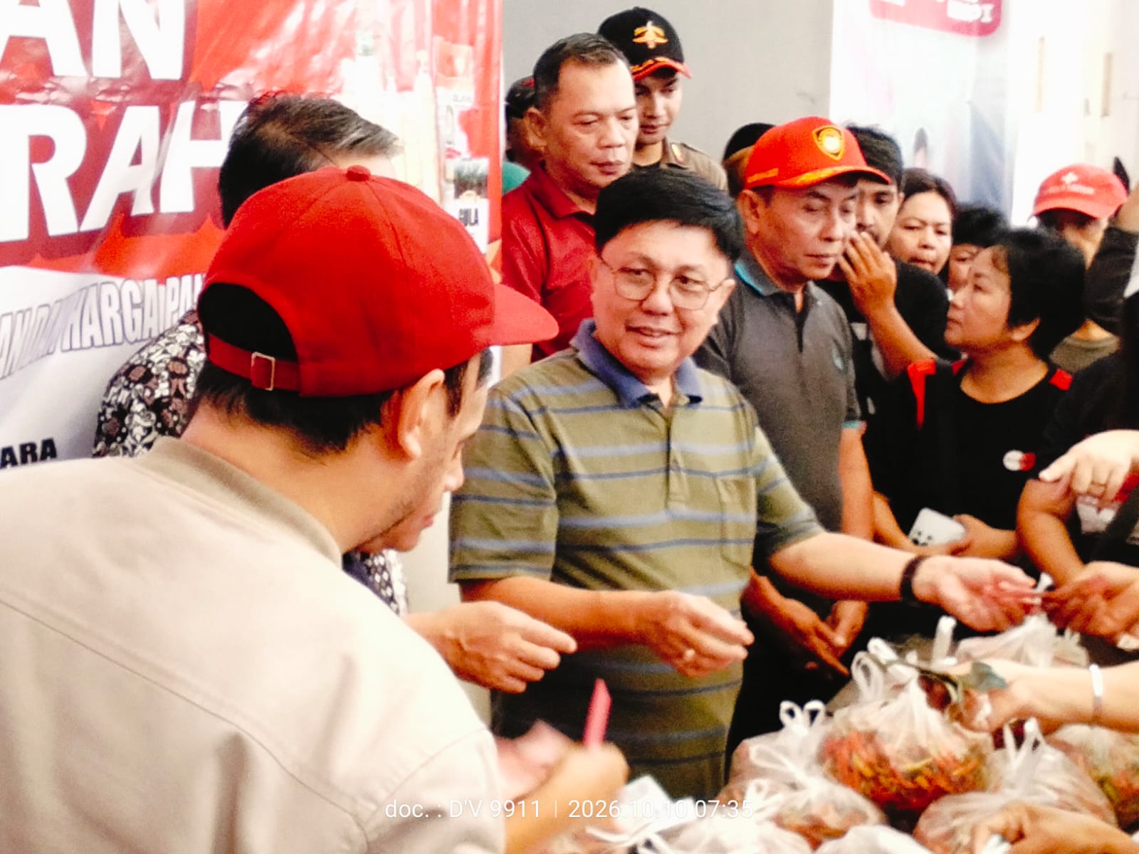 Pemkab Minut Gelar Gerakan Pangan Murah di Pasar Airmadidi, Sekda Novly Wowiling Turun Jualan Rica Harga Subsidi