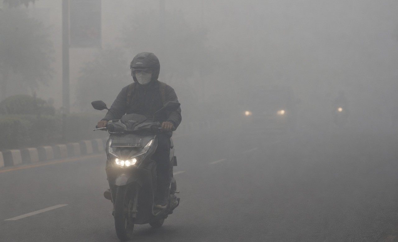 Kabut Asap Karhutla Selimuti Palembang, Jarak Pandang Berkurang dan Pengendara Diminta Pelankan Kendaraan