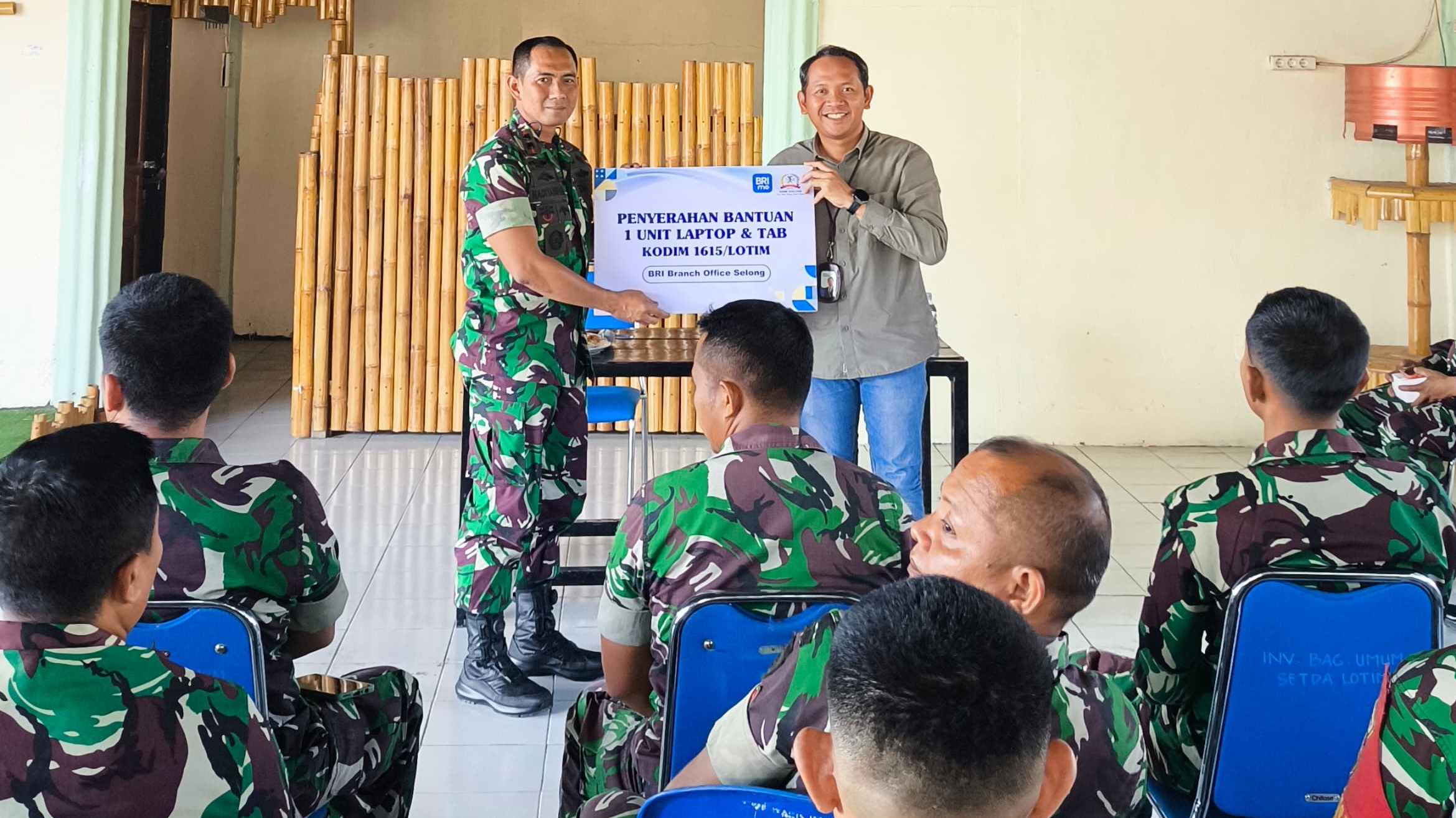 BRI Selong Serahkan Bantuan Laptop ke Kodim 1615 Lombok Timur, Sosialisasikan Produk BRIGuna hingga Tabungan Emas