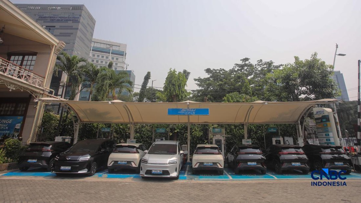 Antrean Cas Mobil Listrik di SPKLU PLN Gambir Makin Padat