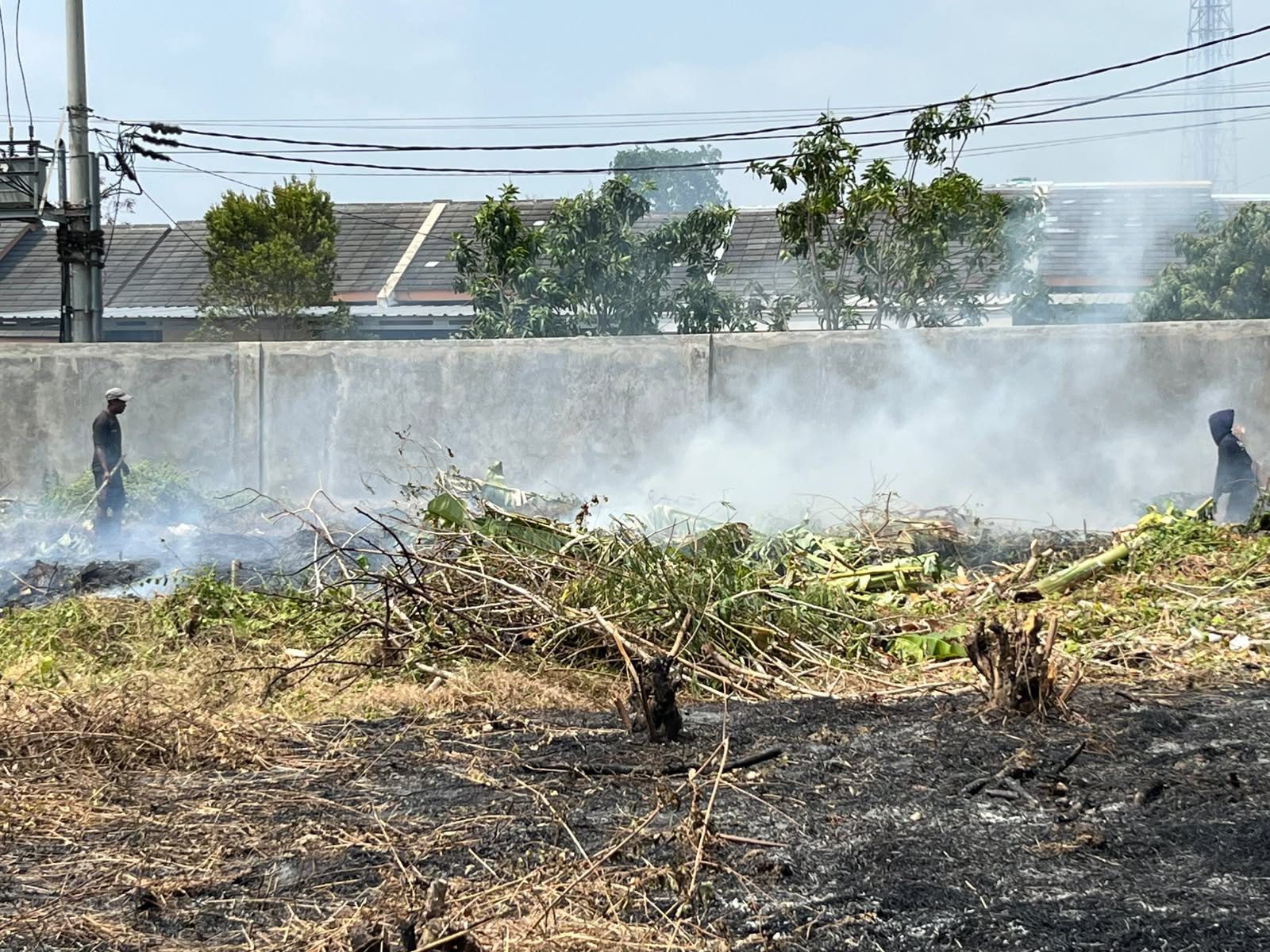 Warga Perumahan Griya Taman Suci Cirebon Resah Asap Pekat Pembakaran Lahan, Api Nyaris Merembet