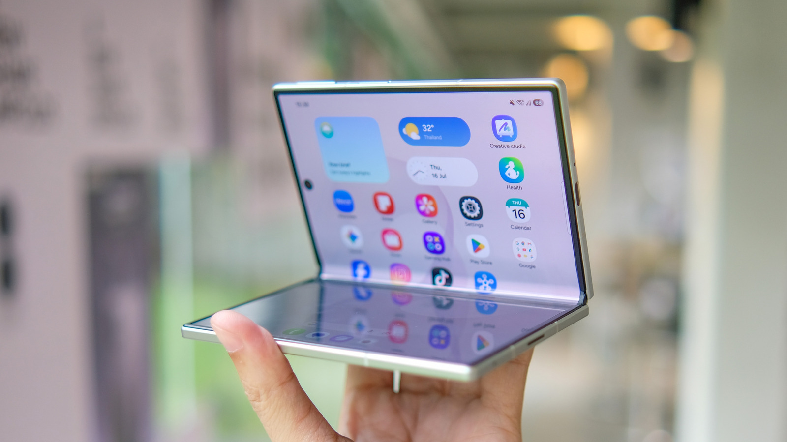 Bolehkah Pasang Screen Protector di HP Foldable? Ini Aturannya
