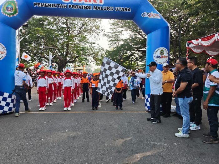 Wagub Maluku Utara Sarbin Sehe Lepas 40 Regu Gerak Jalan Indah Pelajar di Sofifi, Ajak Tanamkan Disiplin