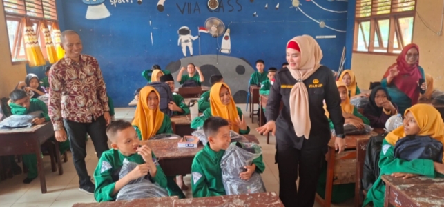 Wabup Bangka Selatan Debby Salurkan 304 Paket Perlengkapan Sekolah Gratis ke Siswa Baru SMPN 1 Toboali