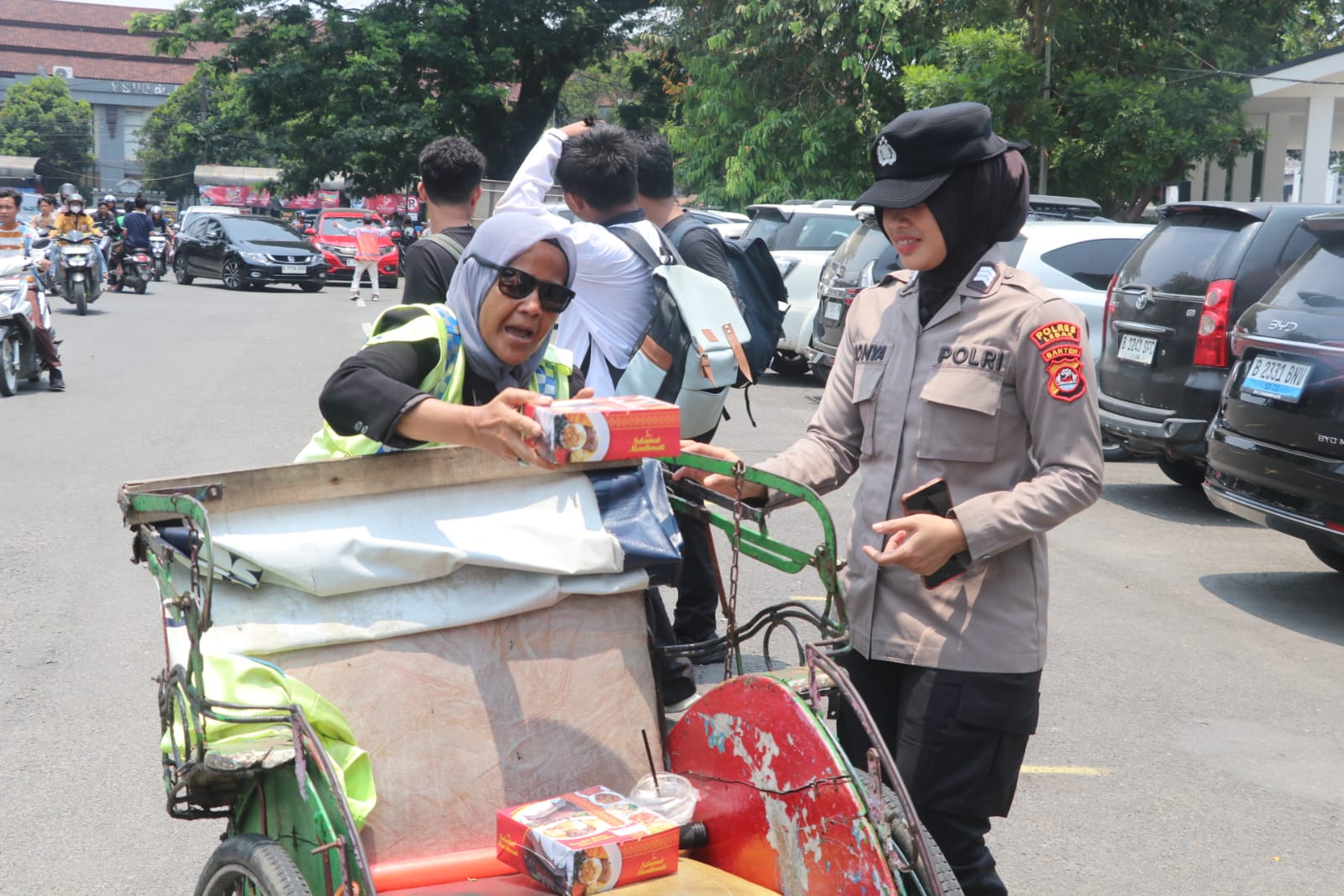 Polwan Polres Lebak Kawal Sholat Jumat di Masjid Agung Al-A'raaf Rangkasbitung, Bagikan Nasi Kotak ke Warga Alun-alun