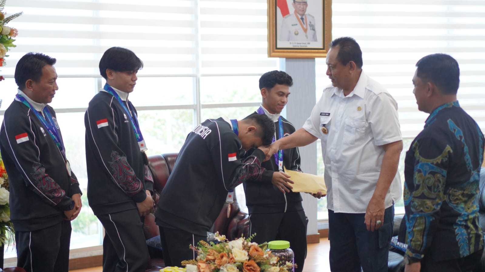 Gubernur Gorontalo Serahkan Bonus ke Atlet Takraw Peraih Medali Asean Games Jepang 2026
