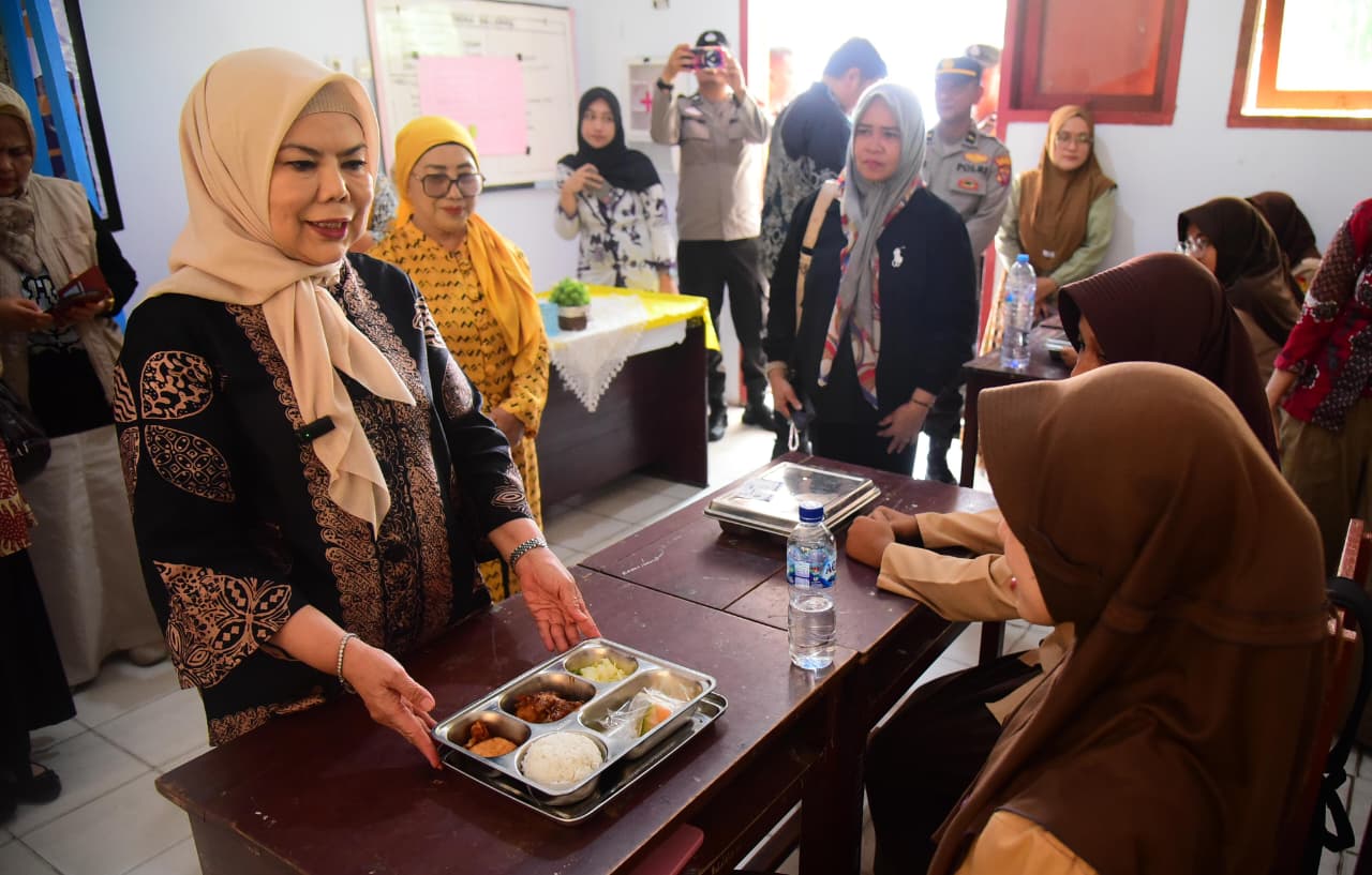 Wagub Gorontalo Idah Tinjau MBG di SMA Negeri 1 Suwawa, Tekankan Kualitas Menu dan Peluang SPPG Raih Bintang