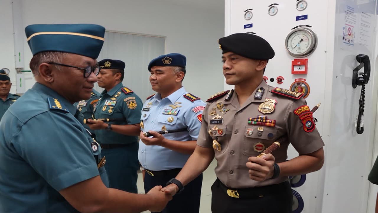 Kapolresta Tanjungpinang Indra Ranu Dikarta Terima Brevet Kehormatan Kesehatan Penyelaman TNI AL