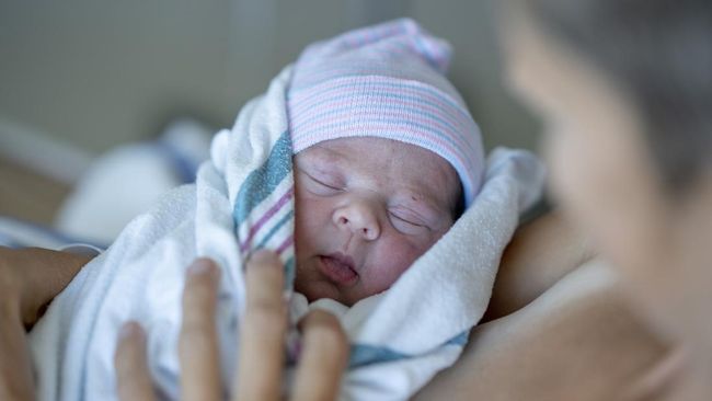 Bayi Lahir dengan Wajah Kena Kotoran Ibu: Manfaat Tersembunyi untuk Kesehatan