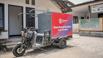 Pertamina Dukung Bank Sampah Putri Nyale di Mandalika Lewat Motor Listrik