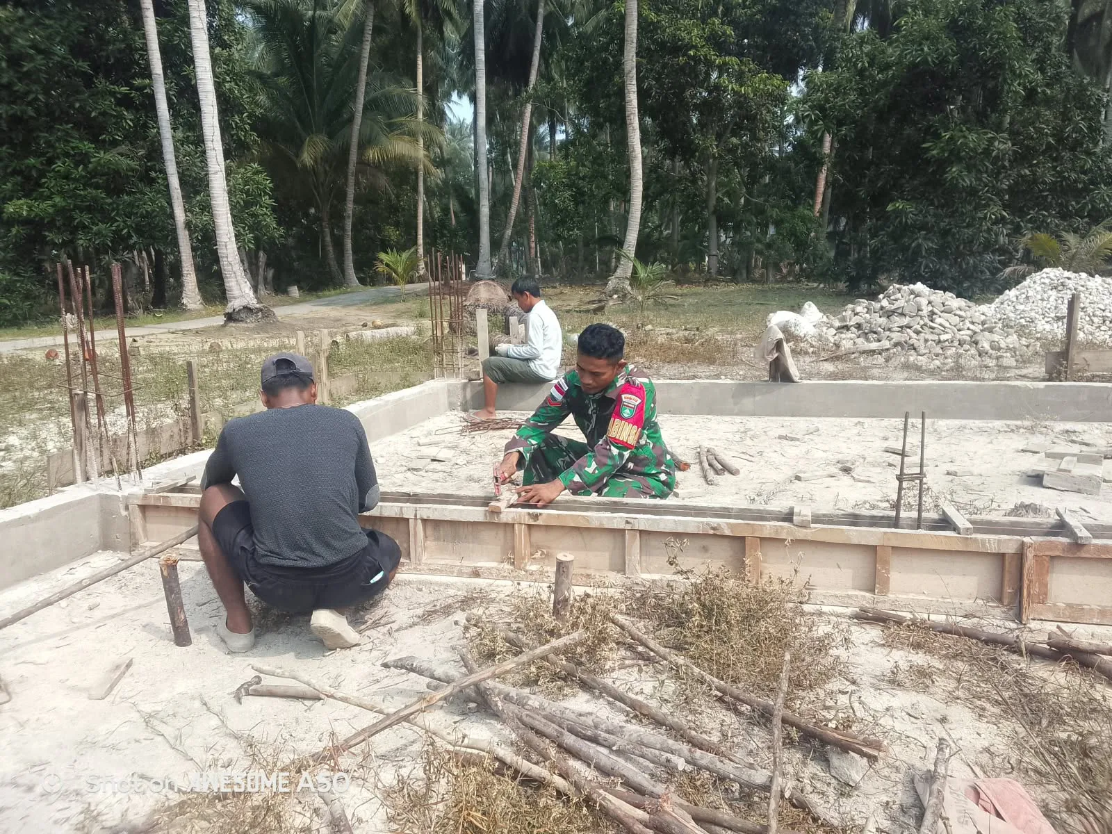 Babinsa Koramil 06/Serasan Bantu Pasang Mal Sloof Koperasi Desa Pulau Panjang Natuna
