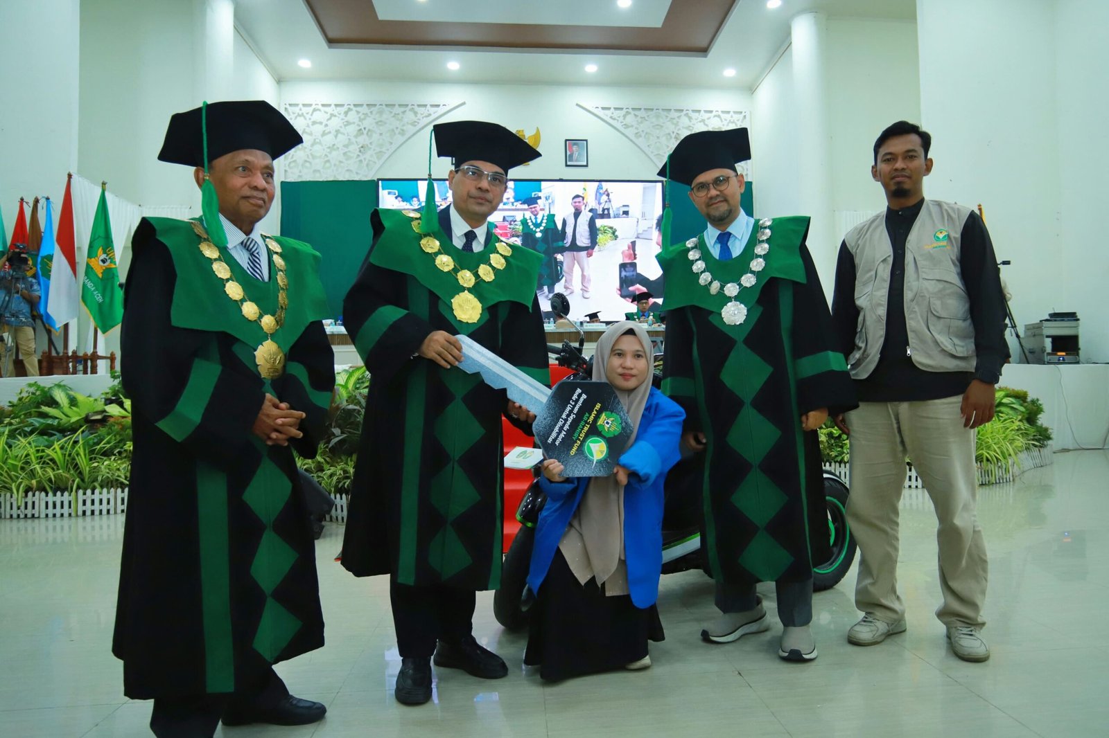 Rektor UIN Ar-Raniry Serahkan Motor Roda Tiga Modifikasi untuk Mahasiswa Disabilitas di Banda Aceh