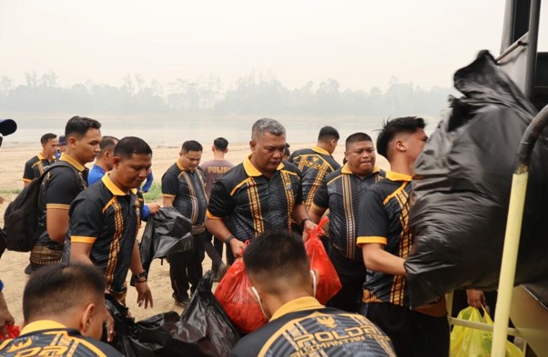Kapolda Kaltim Pimpin Kerja Bakti Bersihkan Drainase Jalan Ahmad Yani Balikpapan, Antisipasi Banjir Musim Hujan