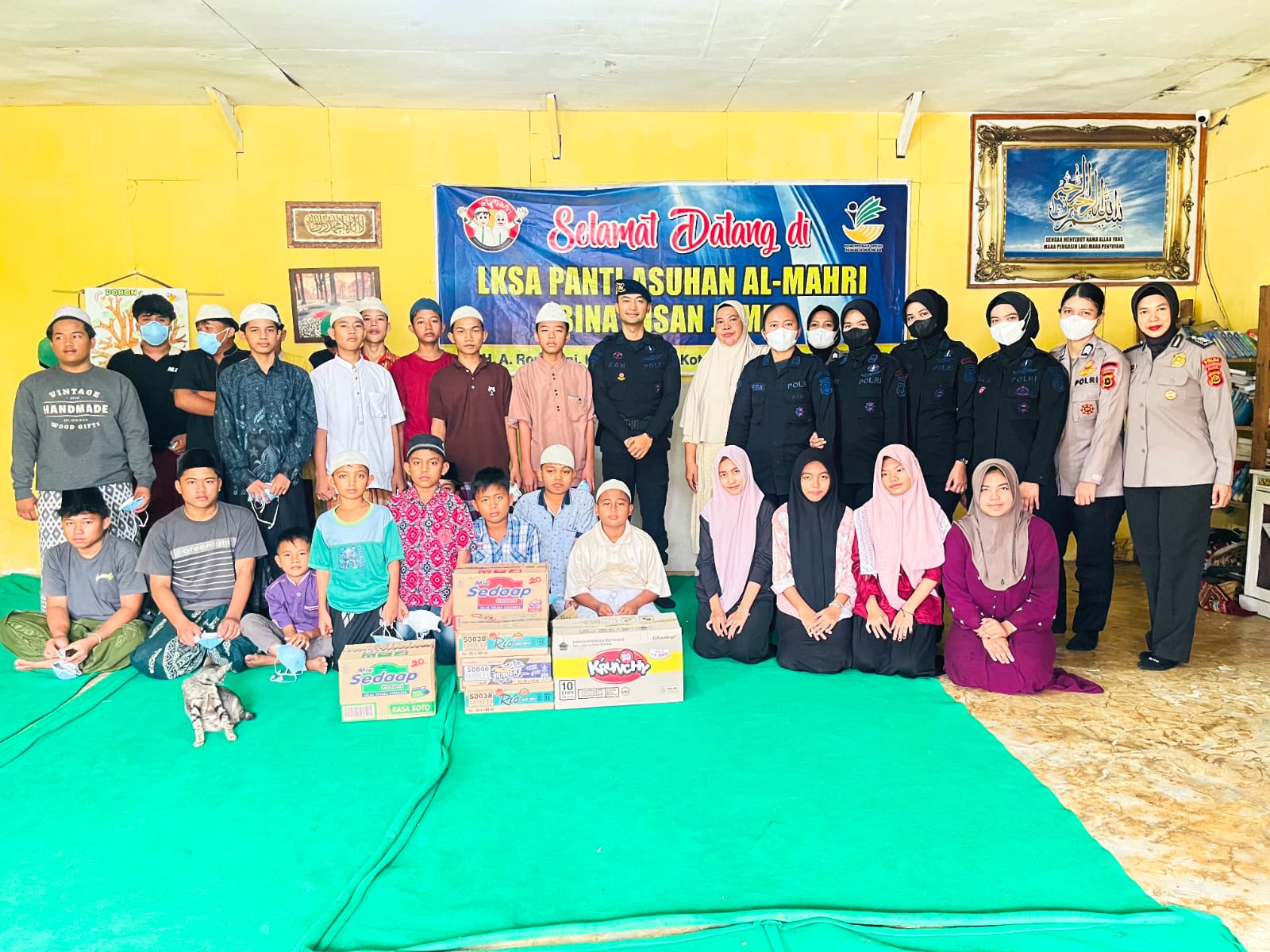 Satbrimob Polda Jambi Salurkan Sembako hingga Oksigen Murni ke Panti Asuhan Al Mahri Terdampak Kabut Asap Karhutla