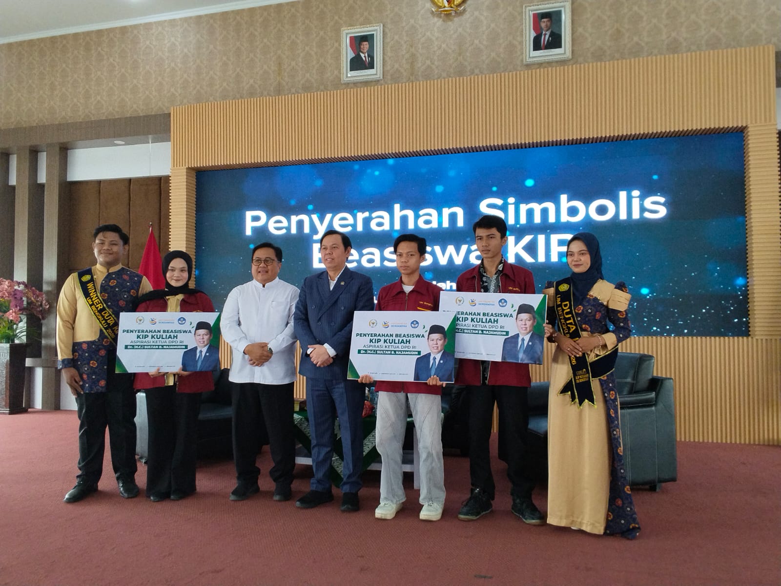 Ketua DPD RI Serahkan KIP Kuliah ke 500 Mahasiswa Bengkulu, Janji Perjuangkan Tambahan Kuota
