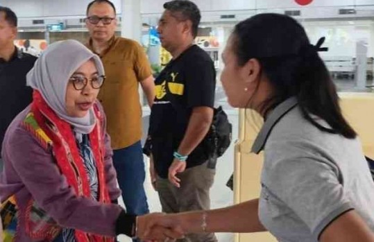 Kepala Kanwil Kemenkum Maluku Farida Wahid Tiba di Ambon, Disambut Kain Tenun Khas Daerah