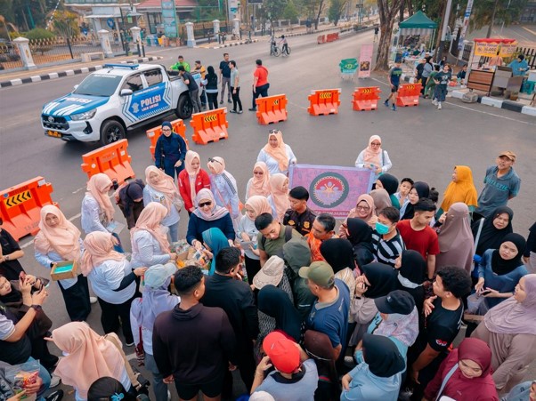 Wali Kota Banjarbaru Lisa Halaby Bagikan Sembako dan Masker ke Warga CFD Murdjani di Tengah Kabut Asap Karhutla