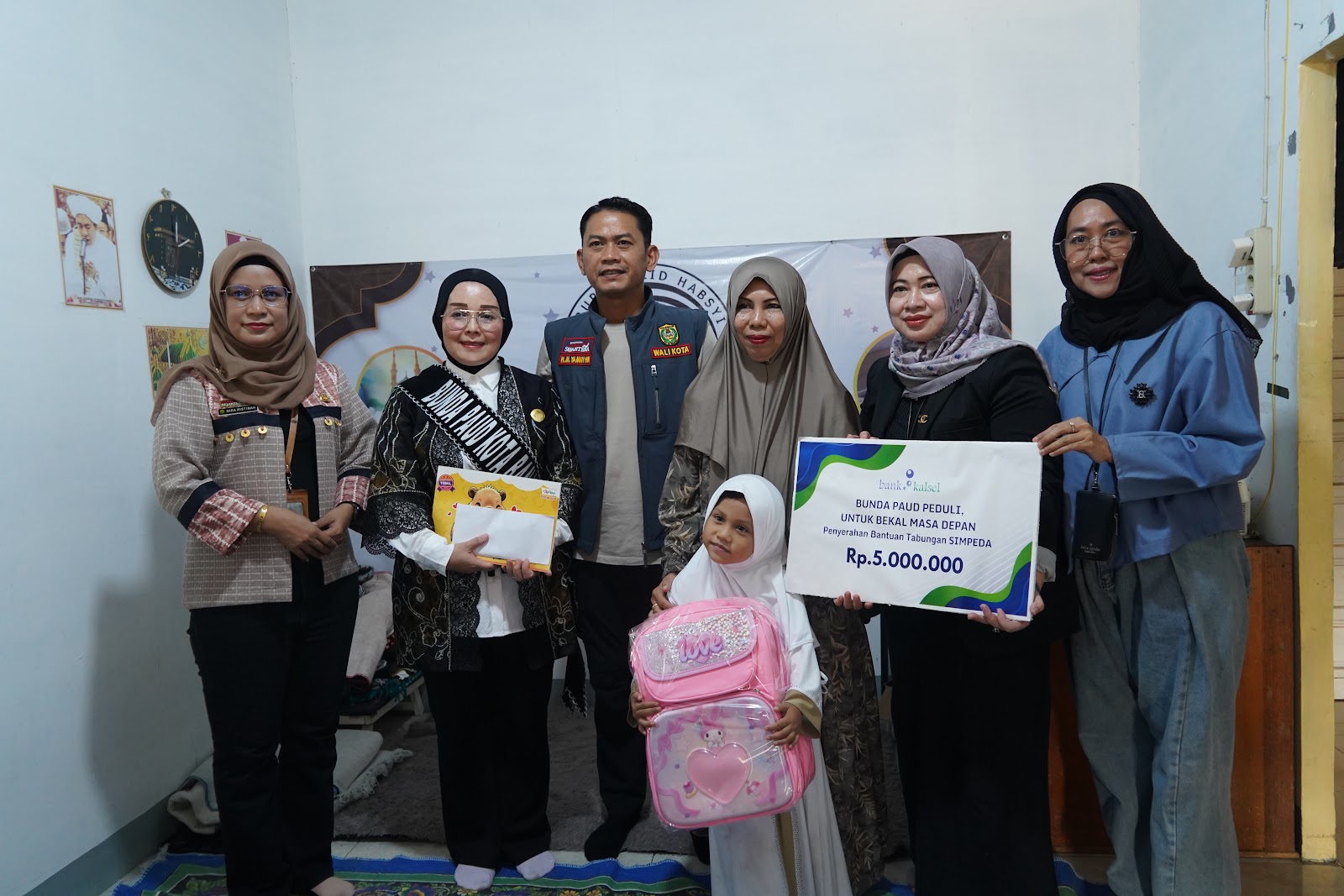 Bunda PAUD Banjarmasin Serahkan Tabungan Pendidikan Rp5 Juta untuk Anak Guru Honorer yang Meninggal akibat Asma