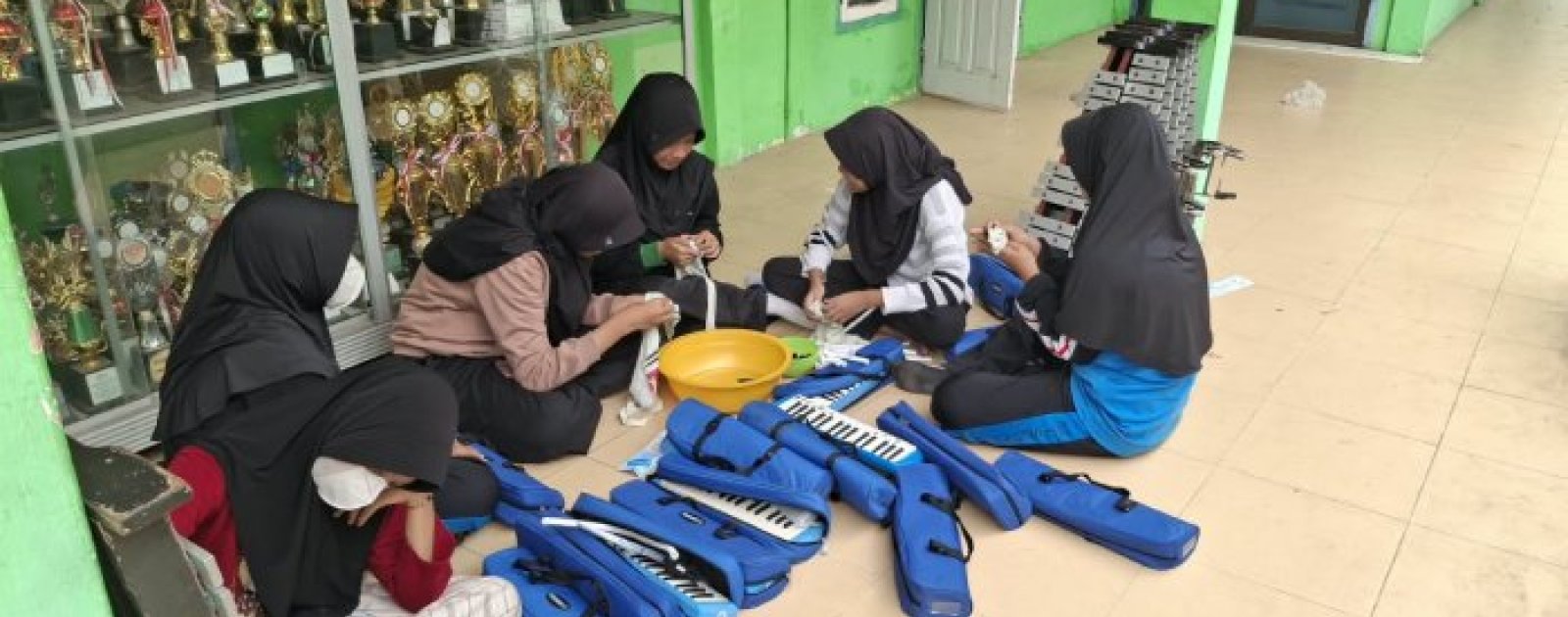Tim Drumband MTsN 2 Kota Jambi Bersihkan Gudang dan Data Ulang Alat Musik 9-10 Oktober