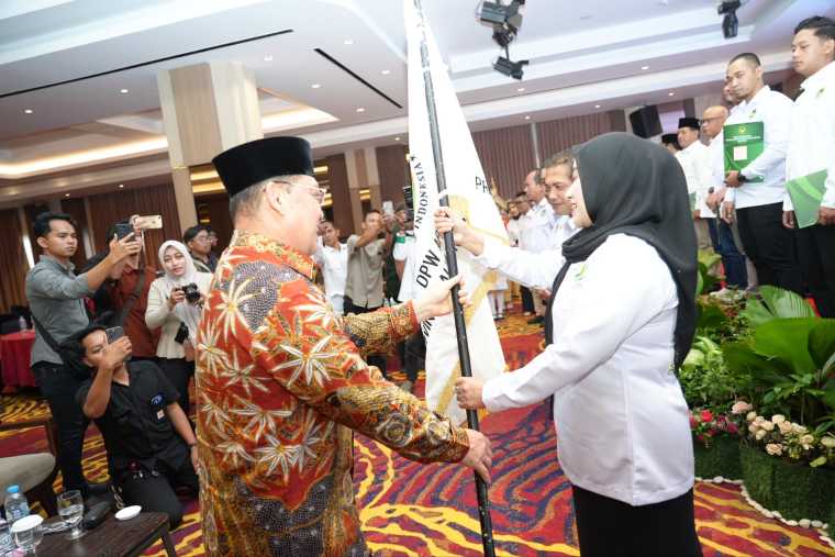 Gubernur Kalbar Ria Norsan Kukuhkan Pengurus APPSI, Minta Pedagang Pasar Dijamin Aman dan Untung Layak