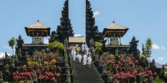 Pemprov Bali Pakai 10 Persen PHR Badung Restorasi Total 26 Pelinggih Lapuk di Pura Besakih