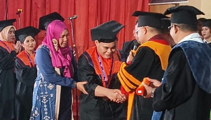 Kisah Haru Wisuda Unipa Maumere, Ayah Pindahkan Kuncir Toga Rizky Penyandang Disabilitas Asal Pariaman