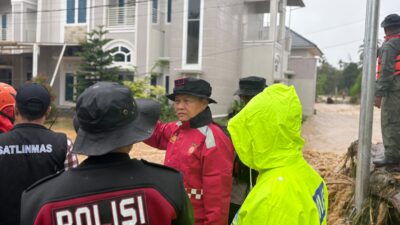 Wakapolda Sumbar Brigjen Pol Solihin Turun Langsung Evakuasi Warga Terjebak Banjir di Empat Titik Kota Padang