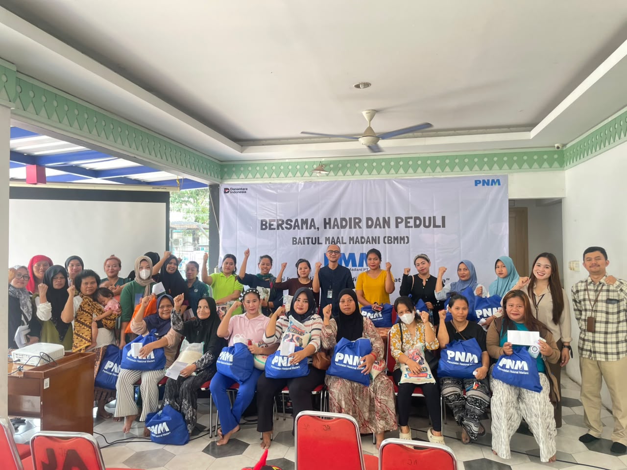 PNM Cabang Tangerang Salurkan Bantuan untuk 45 Nasabah Mekaar Terdampak Kebakaran di Penjaringan