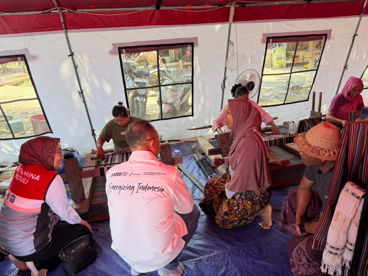 Pertamina Bantu 45 Alat Tenun untuk Perajin Desa Adat Sade Lombok