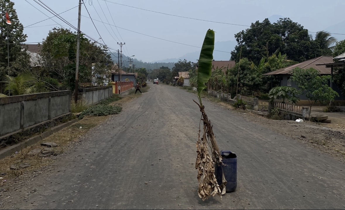 Warga Desa Golo Halmahera Barat Tagih Aspal Butas Bupati James Uang, Jalan Rusak 7 Bulan Tanpa Perbaikan