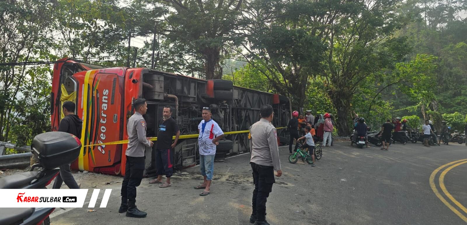 Bus Neo Trans Tujuan Palu Terbalik di Salupangi Mamuju, 21 Penumpang Luka dan 5 Selamat Tanpa Cedera