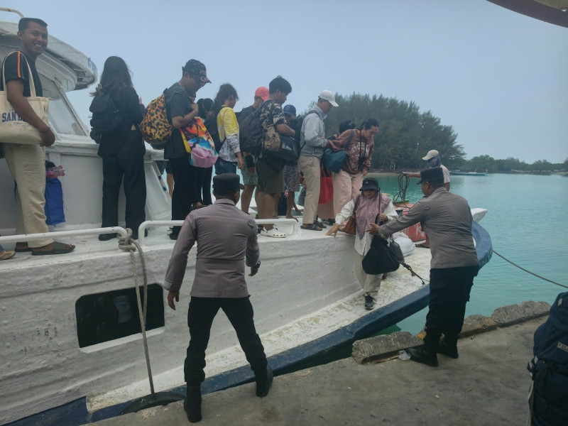 Polisi 110 Siaga di Dermaga Kepulauan Seribu, Wisatawan Diminta Manfaatkan Layanan Gratis 24 Jam