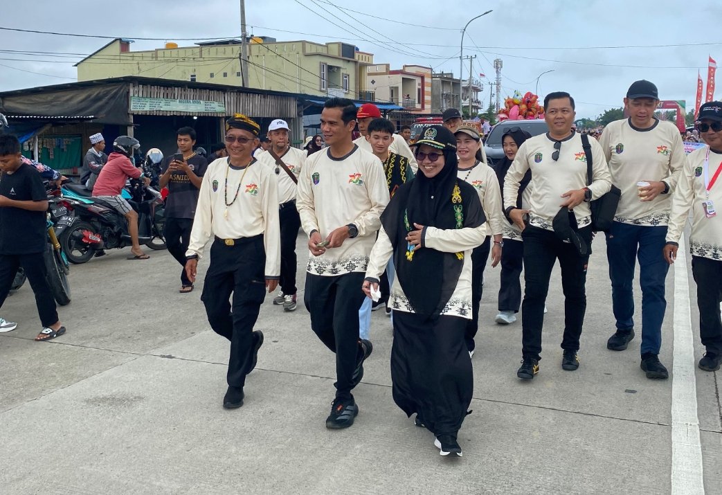 Pawai Budaya HUT ke-27 Nunukan, Arpiah dan Bupati Irwan Sabri Pimpin Barisan Terdepan dari Pelabuhan Tunon Taka