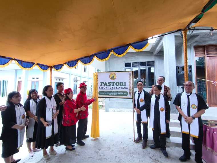 Sekda Sintang Resmikan Pastori Resort GKE, Jemaat Diminta Rawat Aset Gereja