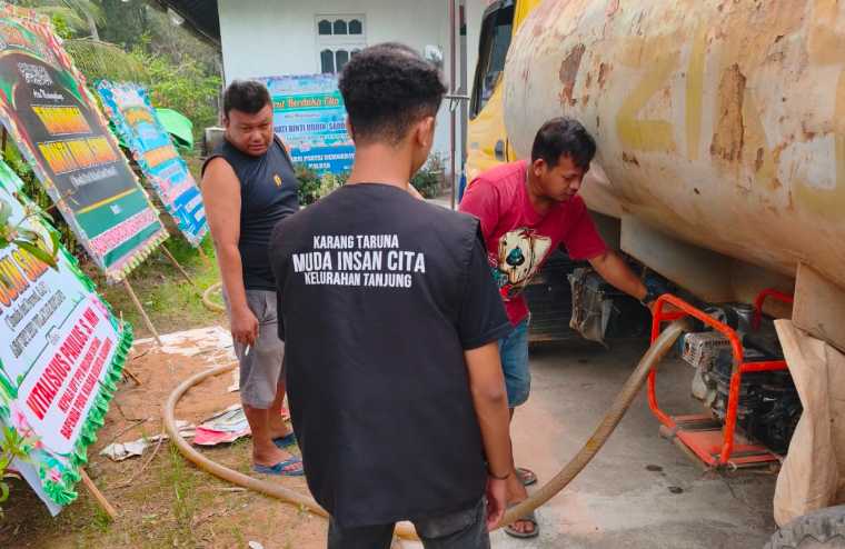 Karang Taruna Muda Insan Cita Salurkan Air Bersih untuk Warga Tanjung Mempawah di Tengah Kabut Asap Karhutla