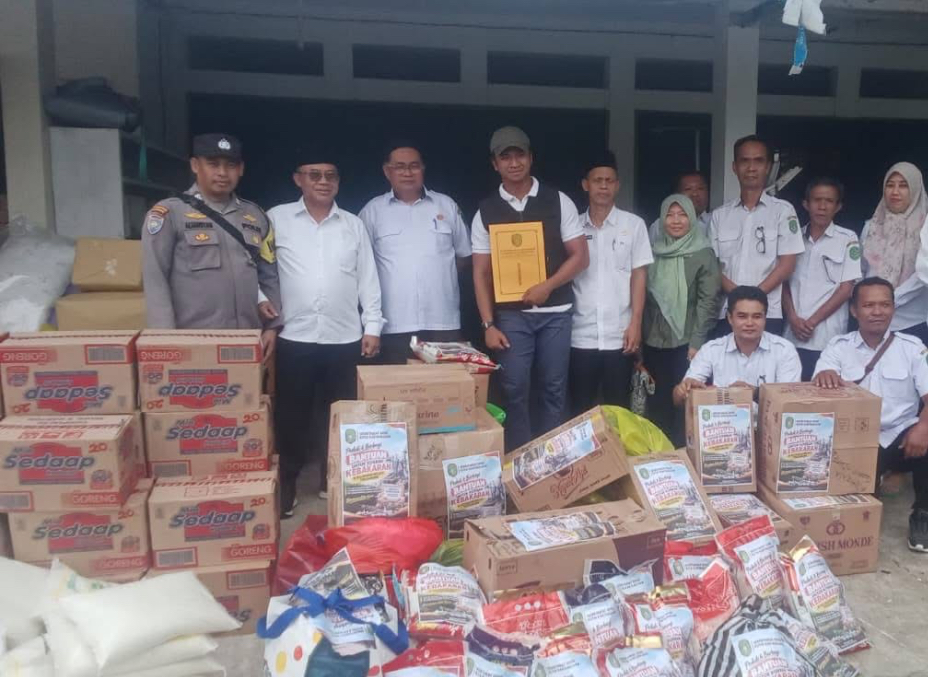 Sekretariat DPRD Kukar Salurkan Bantuan Tunai hingga Pakaian Layak Pakai untuk Korban Kebakaran RT 33 Tenggarong