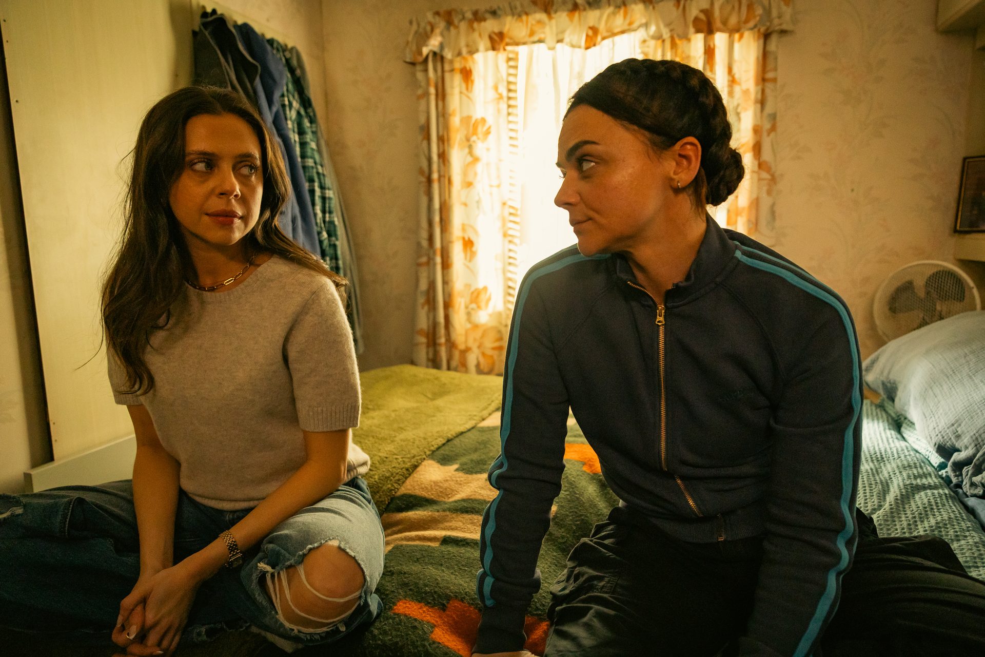 Bel Powley dan Hayley Squires Bintangi Thriller BBC Shy & Lola