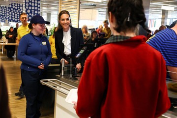 Pangeran William dan Kate Middleton Ikut Layani Pembeli di IKEA Belfast