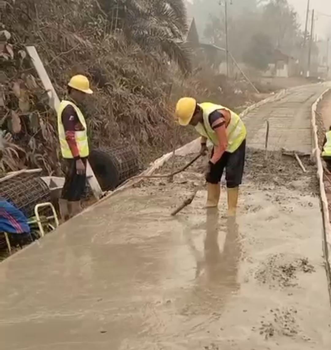 Koperasi Karya Tani KSO Bangun Jalan Beton Rp 2,68 Miliar di Desa Mekar Jaya Parenggean