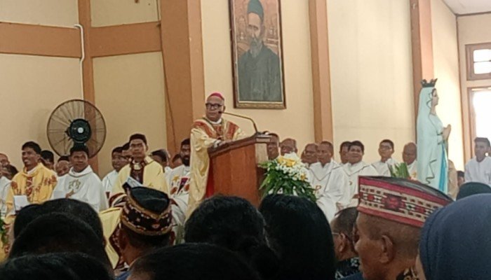 Uskup Labuan Bajo Tahbiskan 13 Imam Baru di Ledalero Sikka, Minta Mereka Hadir di Tengah Umat