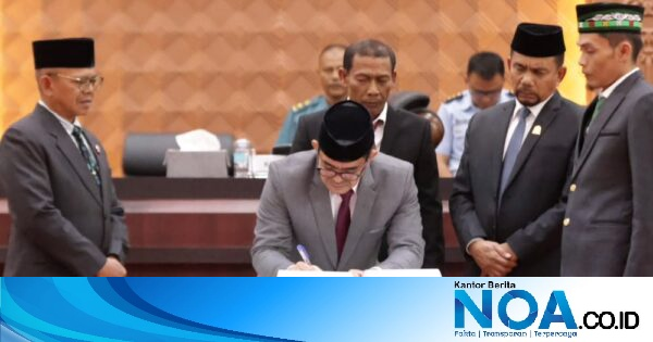 Plt Sekda Aceh Taufik Teken Persetujuan KUA-PPAS 2027 Bersama DPRA di Paripurna