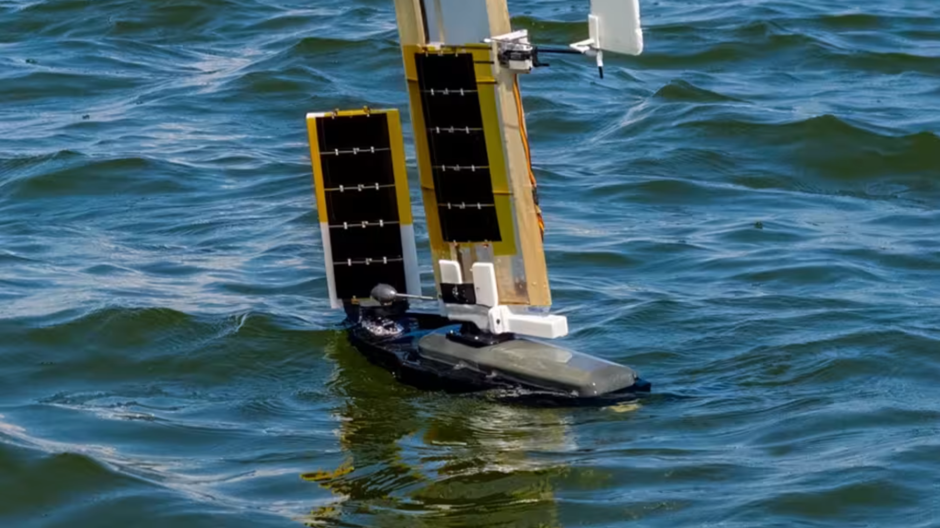 Drone Perahu Layar ALBATROSS dari SUTD Bisa Jatuh ke Laut lalu Berlayar